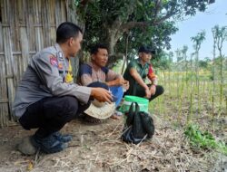 Sembari Bersilaturrahmi, Bhabinkamtibmas Desa Mendana Raya Himbau Warga Dukung Program Ketahanan Pangan