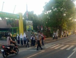 Personel Polsek Sakra Lakukan Pengaturan Lalu Lintas, Berikan Rasa Aman bagi Pengguna Jalan dan Pelajar