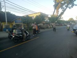 Guna Kamseltibcar Lantas, Polsek Masbagik Lakukan Pengaturan di Samping Pasar