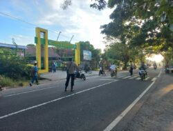 Personel Polsek Sakra Laksanakan Pengaturan Lalu Lintas di Simpang Empat Sakra