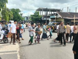 Personel Polsek Sakra Amankan dan Atur Lalu Lintas Saat Shalat Jumat di Masjid As‑Syakirin