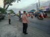 Personel Polsek Masbagik Atur Lalu Lintas di Pasar Paok Motong, Pastikan Kamseltibcar Lantas