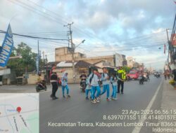 Personel Polsek Terara Lakukan Pengaturan Lalu Lintas di Depan SMPN 1 Terara