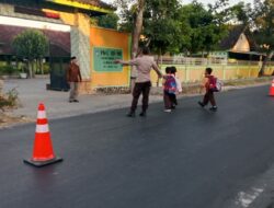 Kapolsek Labuhan Haji Beserta Anggota Lakukan Pengaturan Lalu Lintas di beberapa Sekolah