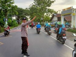 Personel Polsek Keruak Laksanakan Pengaturan Lalu Lintas di Depan SMAN 1 Keruak