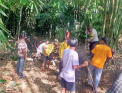 Bhabinkamtibmas Desa Paok Pampang Bersama Pemdes dan Warga Gotong Royong Bangun Jalan