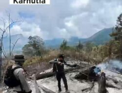 Personel Polsek Sembalun Bersama Tim Gabungan Padamkan Api di Kawasan TNGR Resort Sembalun