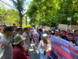 Personel Polres Lombok Timur Amankan Aksi Unjuk Rasa Aliansi Masyarakat Suela Bersatu, Situasi Kondusif